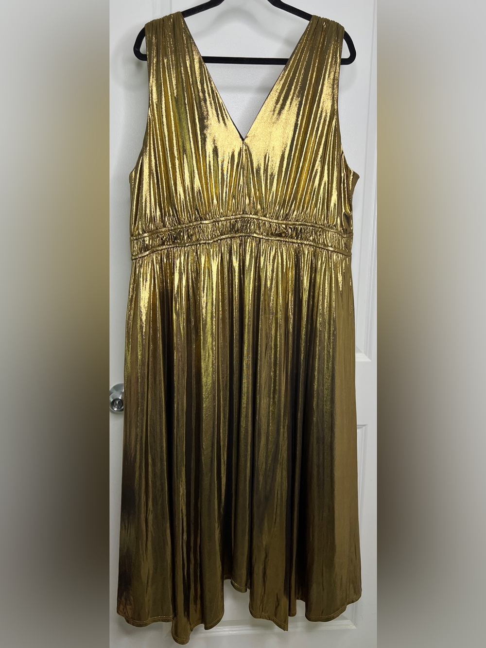 Torrid Gold Metallic Pleated Flowy Maxi Dress Size 3 V-Neck Occasion Formal